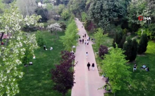 Vatandaşlar Yasağı Hiçe Saydı, Parkta Yürüyüş Yaptı