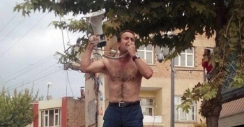 Vekil adayı tepki için soyundu!