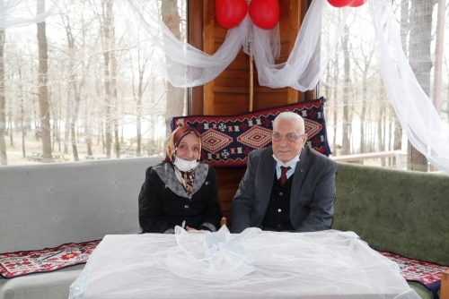 YAŞLI ÇİFTLER İKİNCİ BAHARINI YAŞADI