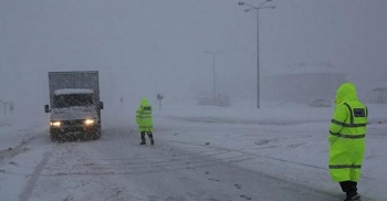 Yoğun kar yağışı yolları kapattı
