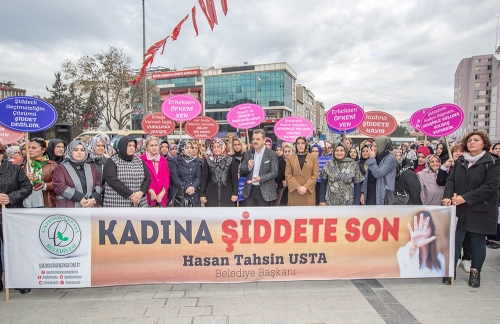  Yüzlerce Kadın, Kadına Yönelik Şiddete Dikkat Çekmek İçin Erkeklere Kahve Dağıttı