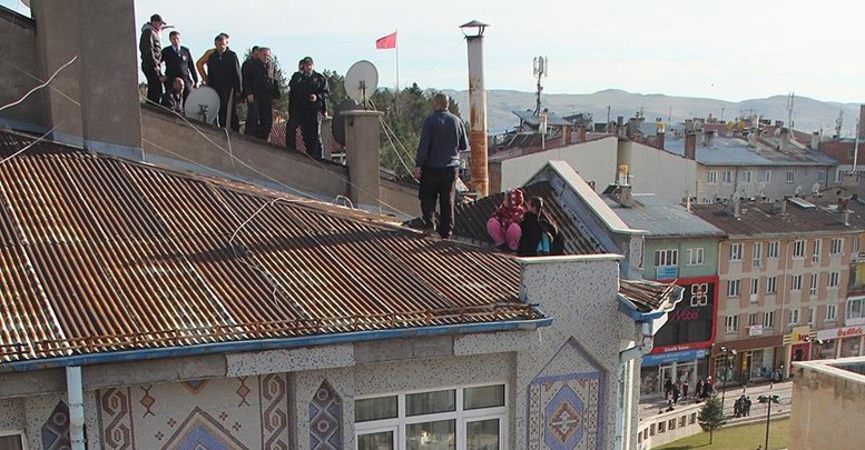 'Karısı eve dönsün' diye 2 çocuğunu rehin alıp çatıya çıktı