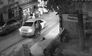 (Özel) Fatih’Te Hırsızlar Turisti Ve Çocuğunu Yerde Sürükledi
