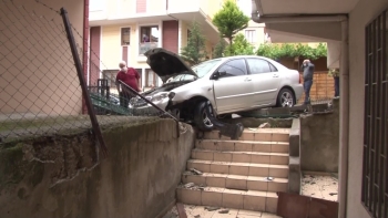 (Özel) Freni Tutmayan Otomobil Apartmanın Bahçesine Daldı: 1 Yaralı
