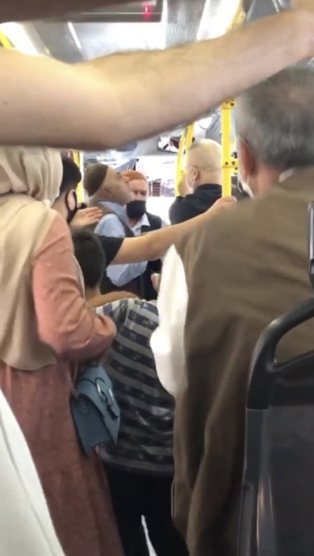 (Özel) Kağıthane’De Halk Otobüsünde Maskesini Yarım Takan Yaşlı Adama Kadın Tokat Attı

