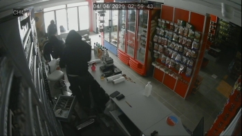 (Özel) Silivri’De Hırsızlar Bir Marketi 3 Dakikada Talan Ettiği Anlar Kamerada
