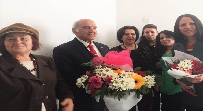 Ak  Parti  Kadın  Kolları  Ahi  Baba  Mustafa  Karagüllü'yü  Ziyaret  Etti