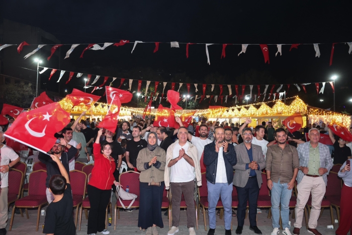 Başkan Dursun, Milli Maç Heyecanını Vatandaşlarla Paylaştı