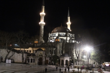 Berat Kandili’Nde Camiler Korona Virüs Tedbirleri Nedeniyle Boş Kaldı
