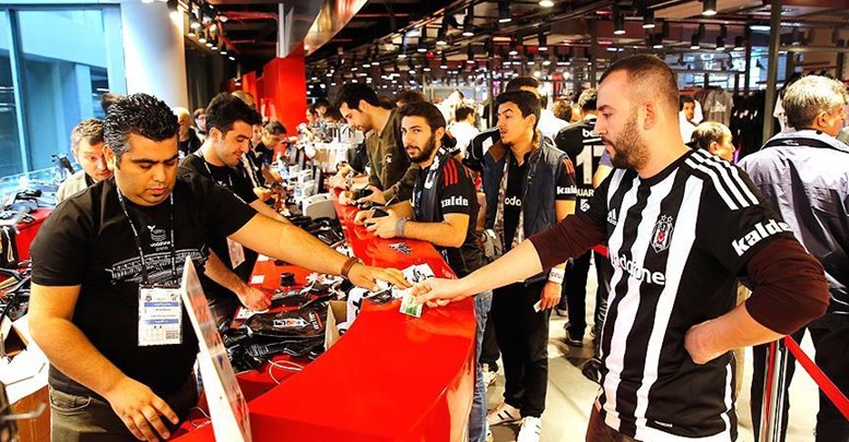 Beşiktaş'ın en büyük Kartal Yuvası mağazası açıldı