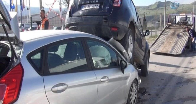 Cip çarpıştığı otomobilin üzerine çıktı