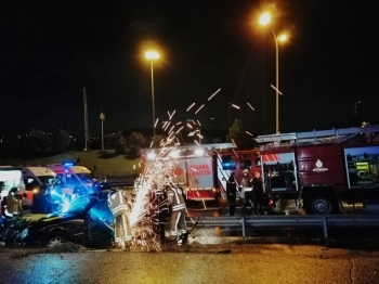 D-100’De Otomobil Bariyerlere Girdi: 2 Yaralı

