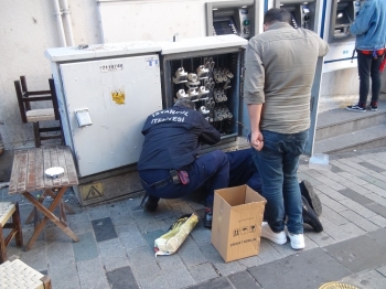 Elektrik Panosuna Sıkışan Kediyi İtfaiye Kurtardı
