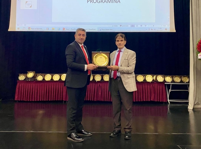 ERZURUM ŞENKAYA VE KÖY DERNEKLERİ FEDERASYONU BAŞKANI OSMAN ŞEKER’E TRABZON’DA ANLAMLI ÖDÜL