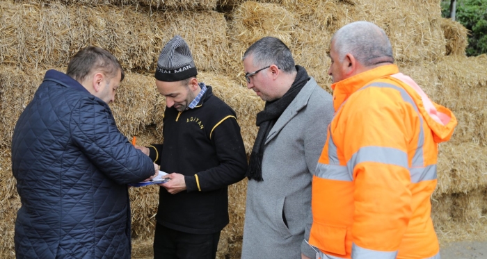 Eyüpsultan'da hayvan yetiştiricilerine yem desteği