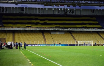 Fenerbahçe Taraftarından Pankartlı Destek
