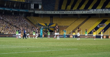 Fenerbahçeli Futbolcular Maç Sonu Tribünleri Alkışladı
