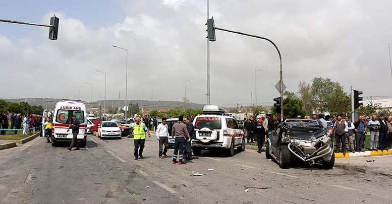 Freni patlayan kamyon ışıktaki araçlara çarptı: 8 yaralı