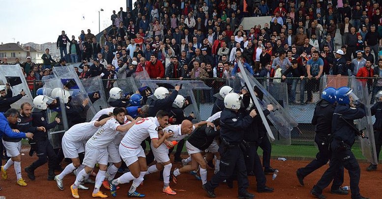 Futbolcular sahayı polis koruması altında terk etti