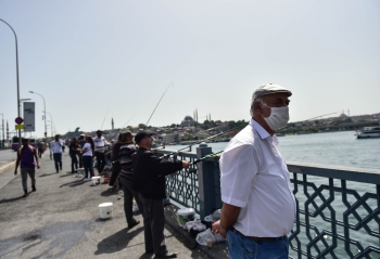 Galata Köprüsü’Ndeki Olta Balıkçıları Koronaya Aldırmıyor
