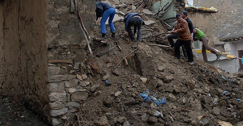 Hakkari'de ev çöktü: 4 ölü, 1 yaralı