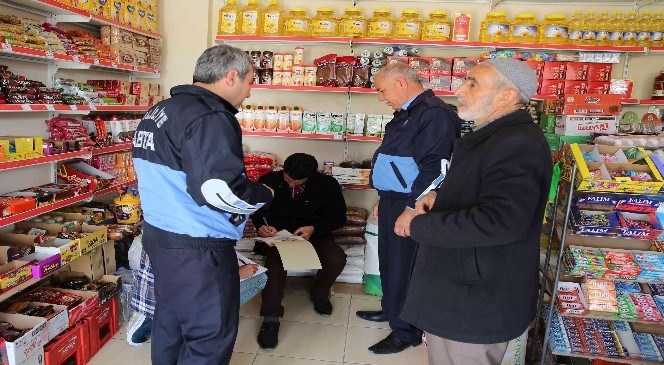 Haliliye'de  Zabıtalar  Sağlıksız  Gıdaların  Satışına  Geçit  Vermiyor