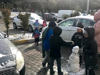 İstanbul Güne Karla Uyandı, Çocuklar Fırsatı Kaçırmadı
