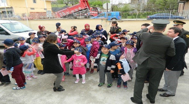 Jandarma  İle  Öğrenciler  El  Ele