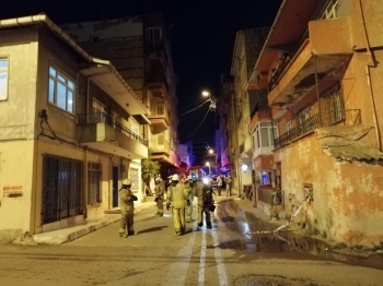 Kadıköy’De Apartman Girişine Bırakılan Motosikletin Alev Alması Sonucu Binadaki Vatandaşlar Mahsur Kaldı
