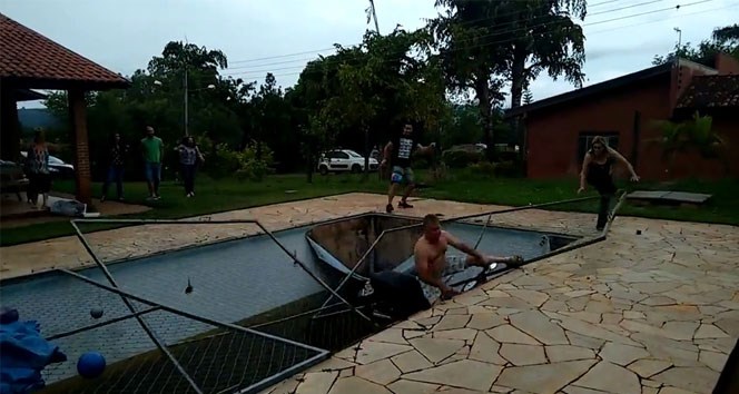 Kendisini bir anda havuzun içinde buldu