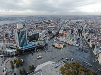 Kısıtlama Sonrası Taksim’De Yaşanan Hareketlilik Havadan Görüntülendi
