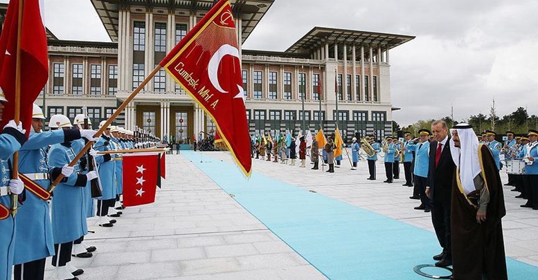 Kral Selman 'Dumlupınar Marşı' ile karşılandı