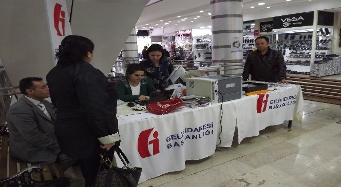 Maliyeciler  Mükellefler  İçin  Esnaf  Sarayında  Kamp  Kurdu