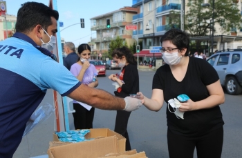 Maltepe Belediyesinden Yks’Ye Girecek Öğrencilere Maske Ve Su
