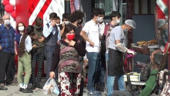 Maltepe’De Bedava Döner Alabilmek İçin Uzun Kuyruk Oluşturdular
