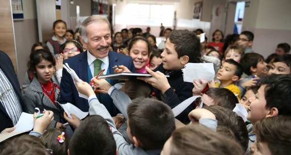 ÖĞRENCİLERİN BAŞKAN AYDINER SEVGİSİ