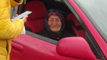 Otomobilde Yaşayan 82 Yaşındaki Engelli Kadın İle Oğluna Yardım Eli
