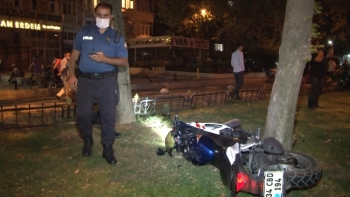Polisin ’Dur’ İhtarına Uymayan Silahlı Motosikletli Kaçarken Kaza Yaptı
