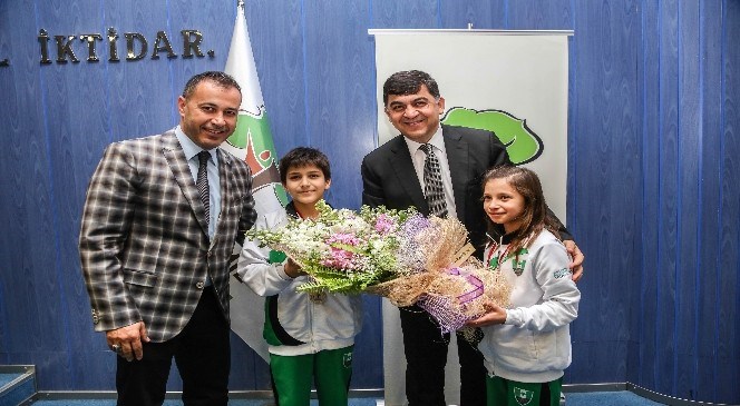 Şampiyon  Yüzücüler  Başarılarını  Fadıloğlu  İle  Paylaştı