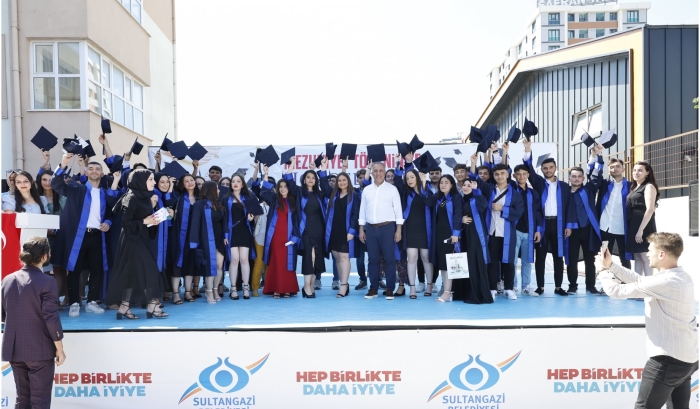 Sultangazi Belediye Başkanı Dursun Liseli Gençlerin Mezuniyet Mutluluğuna Ortak Oldu