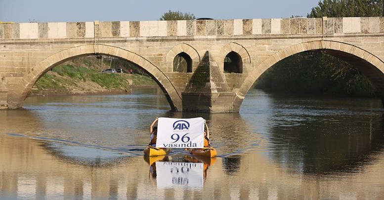 Tunca Nehri'nde 'Anadolu Ajansı 96 Yaşında' yazılı pankart açıldı